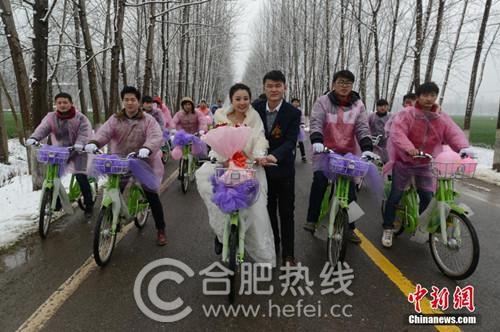 阜阳“90后”青年骑公共自行车迎娶新娘